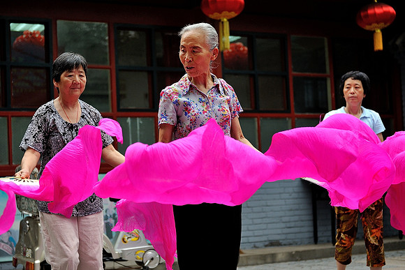 Shija Hutong community fan dance
