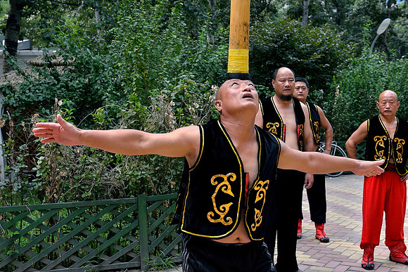 The Ancient Chinese tradition of Zhongfan flag balancing