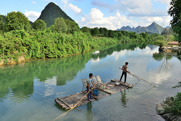 Yangshuo,Guilin, fishing using an electrical charge